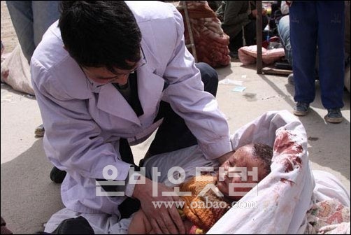 ▲ 위수 지진 재난지역에서 의사가 아기를 진단하고 있다.