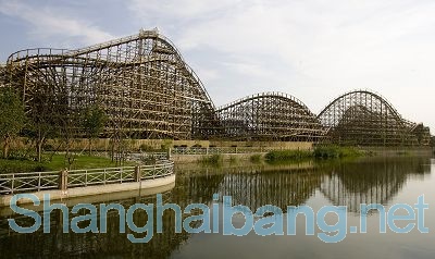 ▲ 놀이공원의 또다른 야심작. 전체 길이가 1200m, 높이 35m의 나무를 이용해 만든 청룡열차 놀이시설로, 달리면