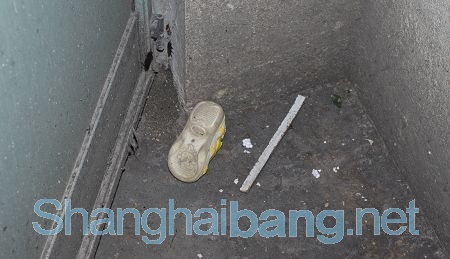 1층 통풍구 콘크리트 바닥에는 어린 아이의 신발 한짝이 떨어져있다.