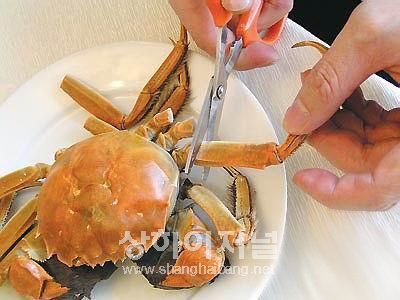 2. 게의 배 껍질을 떼어내고 등껍데기를 딴다.