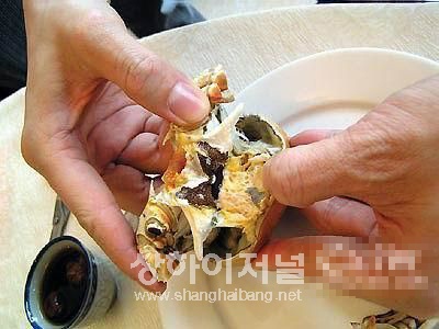3. 먼저 등껍데기 부분에 묻어 있는 해황을 먹는다. 가운데 있는 삼각형 모양의 위는 먹지 말아야 한다.