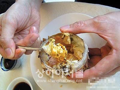 4. 게 몸통에 붙어 있는 다리, 입, 폐를 잘라 버린다. 양 옆에 부챗살처럼 붙어 있는 흰 부분이 폐이다.