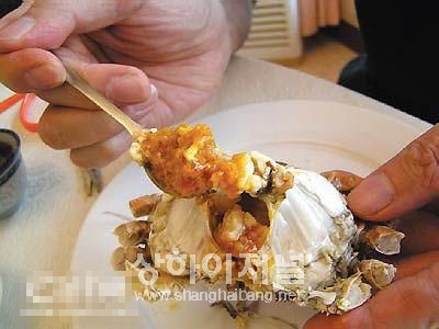 7. 게 몸통을 반으로 나누고 게다리 방향으로 다시 자르면 게살을 편하게 먹을 수 있다.