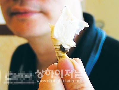 8. 가위로 게다리를 세토막으로 자른다. 게 발끝을 이용해 게다리 속의 살을 살살 밀거나 끄집어 낸다.