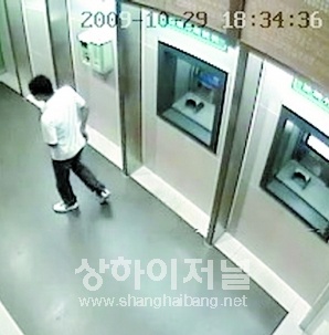 ▲그리고는 태연하게 현장을 떠난다.