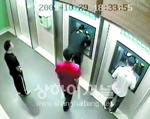 ▲마지막으로 검정색 남성이 도착하고, 일당 세명이 피해자 주변을 에워싸고 있다.