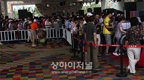 26일 4~5시간 줄을 서서 한국관을 입장하는 관람객