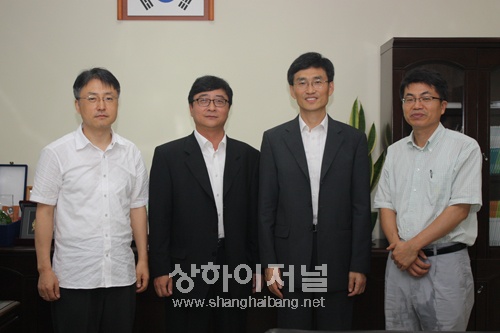 이규영 총무, 김흥수现동문회장, 김헌수상해한국학교장, 최진옥前동문회장
