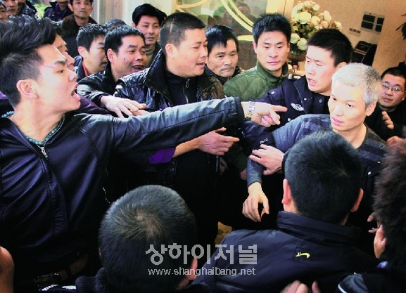 ▲ 한 누리꾼이 인터넷에 올린 사진설명에서 "부상당한 구매자가 개발업체 관계자를 질책하고 있다"고 설명했으나 사실상 사진에 찍힌 사람은 개발업체 관계자가 아닌 파출소장으로 밝혀졌다.