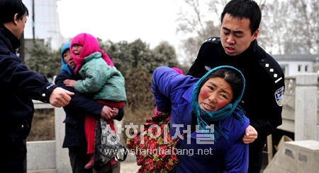 ▲ 경찰 조사에 강한 거부반응을 보이고 있는 여성.