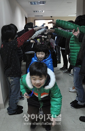 6학년 형들의 환영을 받으며