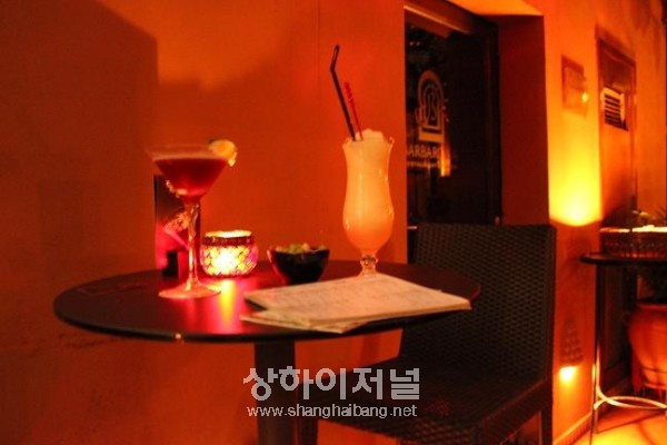 왼쪽부터 달콤하면서 체리향이나는 Barbarossamartini,안주로 나오는 견과류,과일 슬러쉬같은DAIQURI중peach맛
