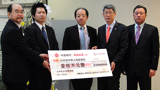 일본총영사관의 사카이 히로키(酒井廣喜) 영사, 도시오 카와우치(河內俊夫) 영사, 에이지 다나카(田中英治) 영사, 이창호 대표, 이맹호(李猛虎) 상하이 한국총영사관 영사(사진 왼쪽부터)