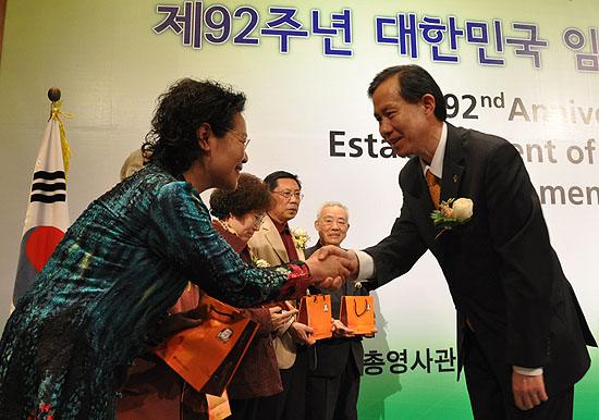 한국 독립운동가에 대한 소설 3권을 펴낸 중국인 작가 샤니엔셩(夏辇生)에게 선물을 전달하고 있다