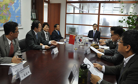 옥타 사무실을 방문한 안 총영사