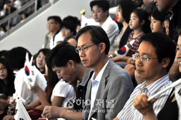 주상해총영사관 안총기 총영사가 박태환 선수를 응원하기 위해 경기장을 찾았다.
