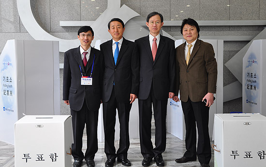 투표를 마친 안총기 총영사(오른쪽 두번째), 박현순 회장(오른쪽 첫번째)과 투표진행 감독 중인 이제승 재외선관위원장, 박경우 재외선거관