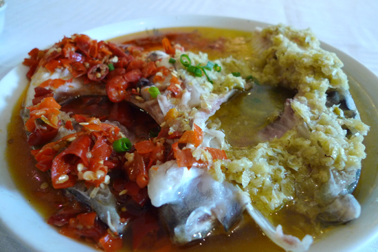 디수이동의 대표메뉴 두가지 맛 생선머리찜