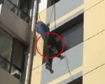 6층 높이서 ‘쿵후킥’으로 인질 아이 살려낸 영웅
